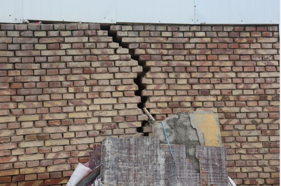 会师镇教场社区的一处彩钢房被大雨冲刷至坍塌(图10)