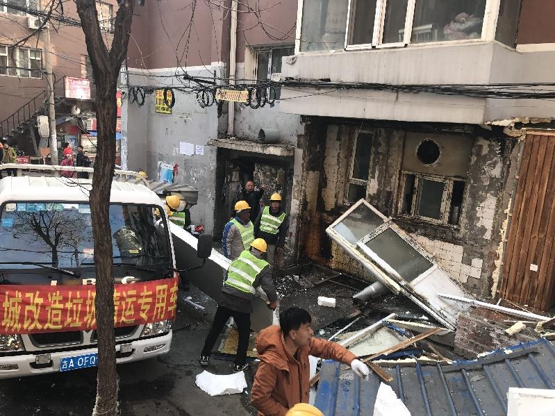 长春市朝阳区重庆街道依法拆除18户商家违法建筑(图1)