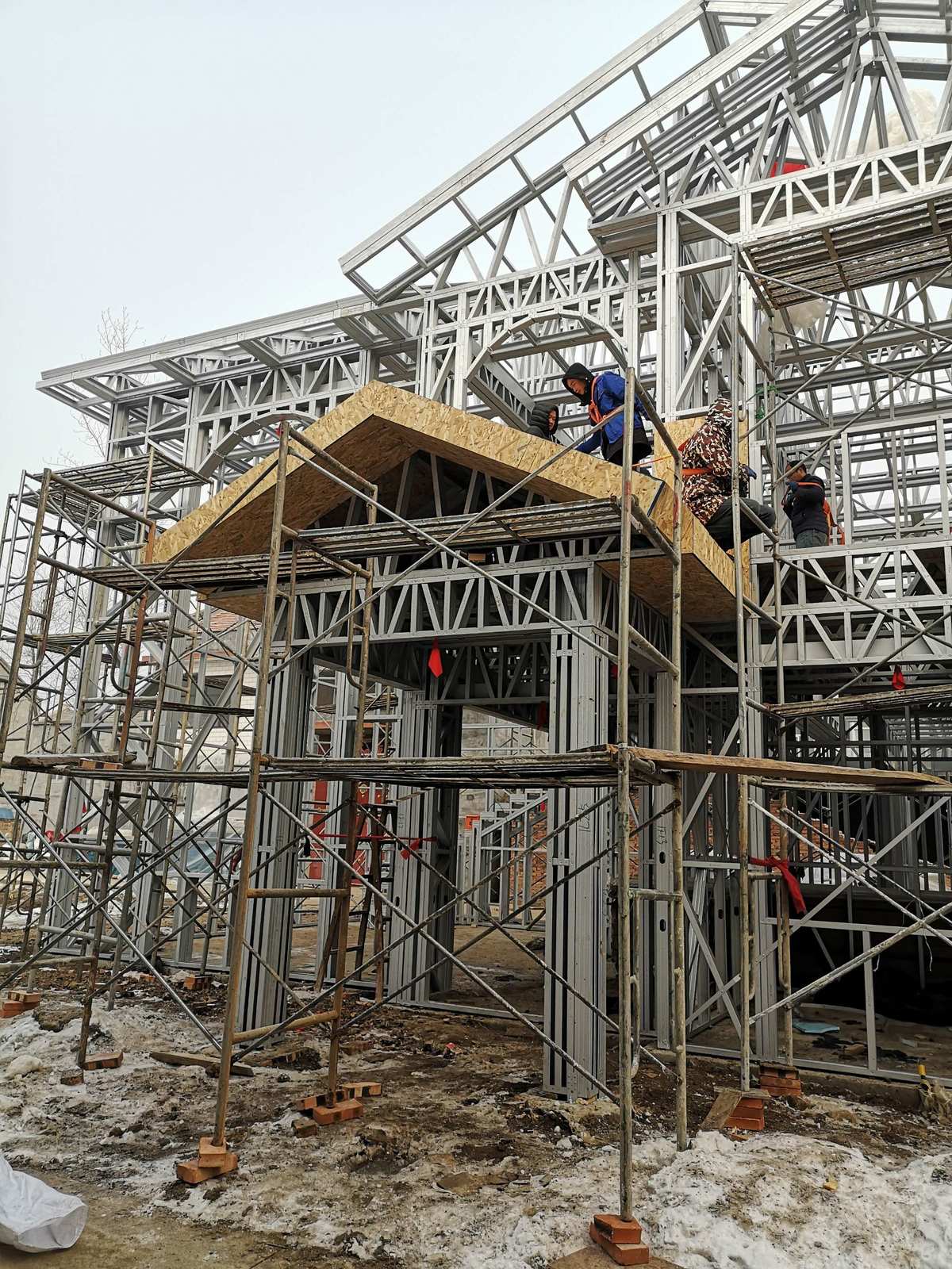 国内多地疫情反复震泽彩钢板企业开足马力全力供应上海(图2)