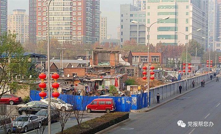 拆房后围挡圈地了事废墟上搭窝棚收废品(图1)