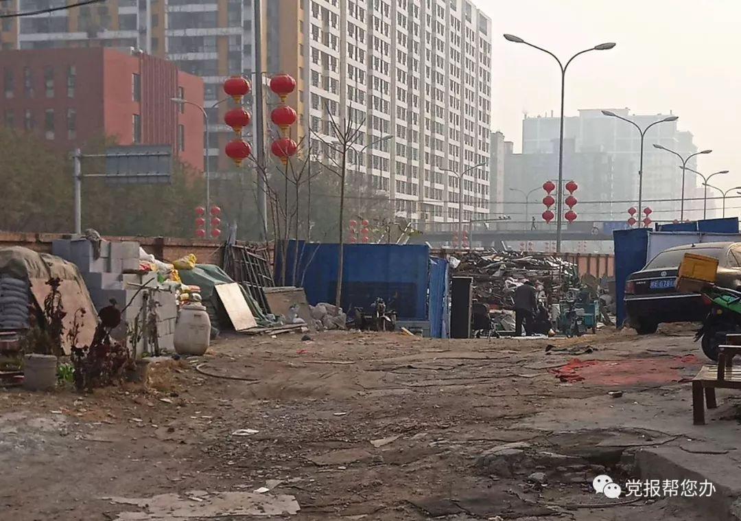 拆房后围挡圈地了事废墟上搭窝棚收废品(图2)