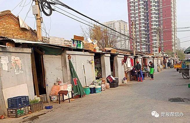 拆房后围挡圈地了事废墟上搭窝棚收废品(图5)