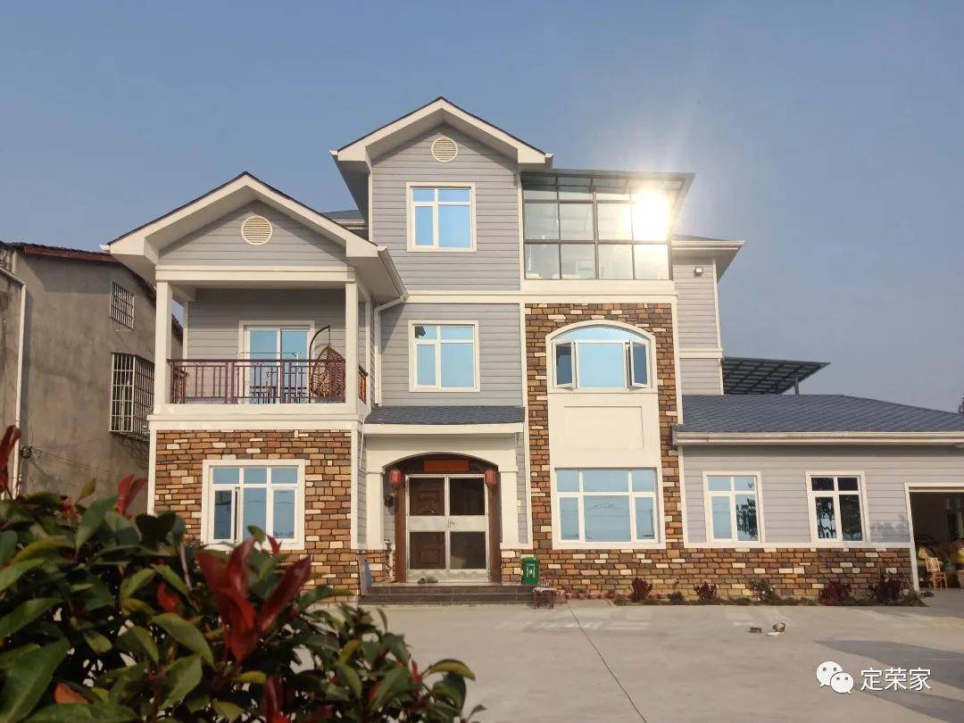 住户私自加盖彩钢房部分业主做法已违约(图1)