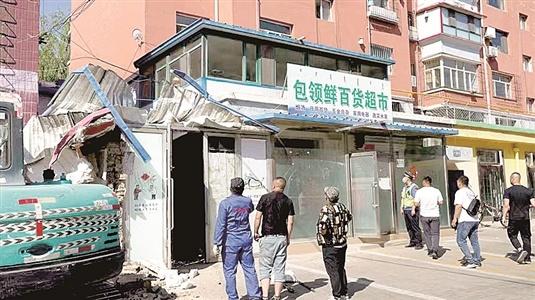 联合先锋道办事处对幸三街坊内10处违建凉房以及甲22栋私搭乱建依法予以拆除(图1)