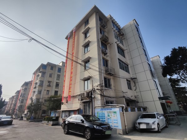 甘肃省静宁县实施南关小学改扩建工程家长整夜排队只为给孩子报名上幼儿园(图1)