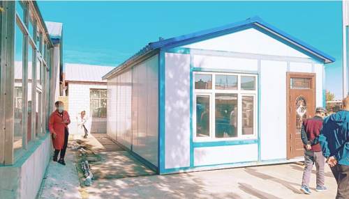 阳光“争夺战”杜尔伯特一对邻居盖起彩钢房(图1)