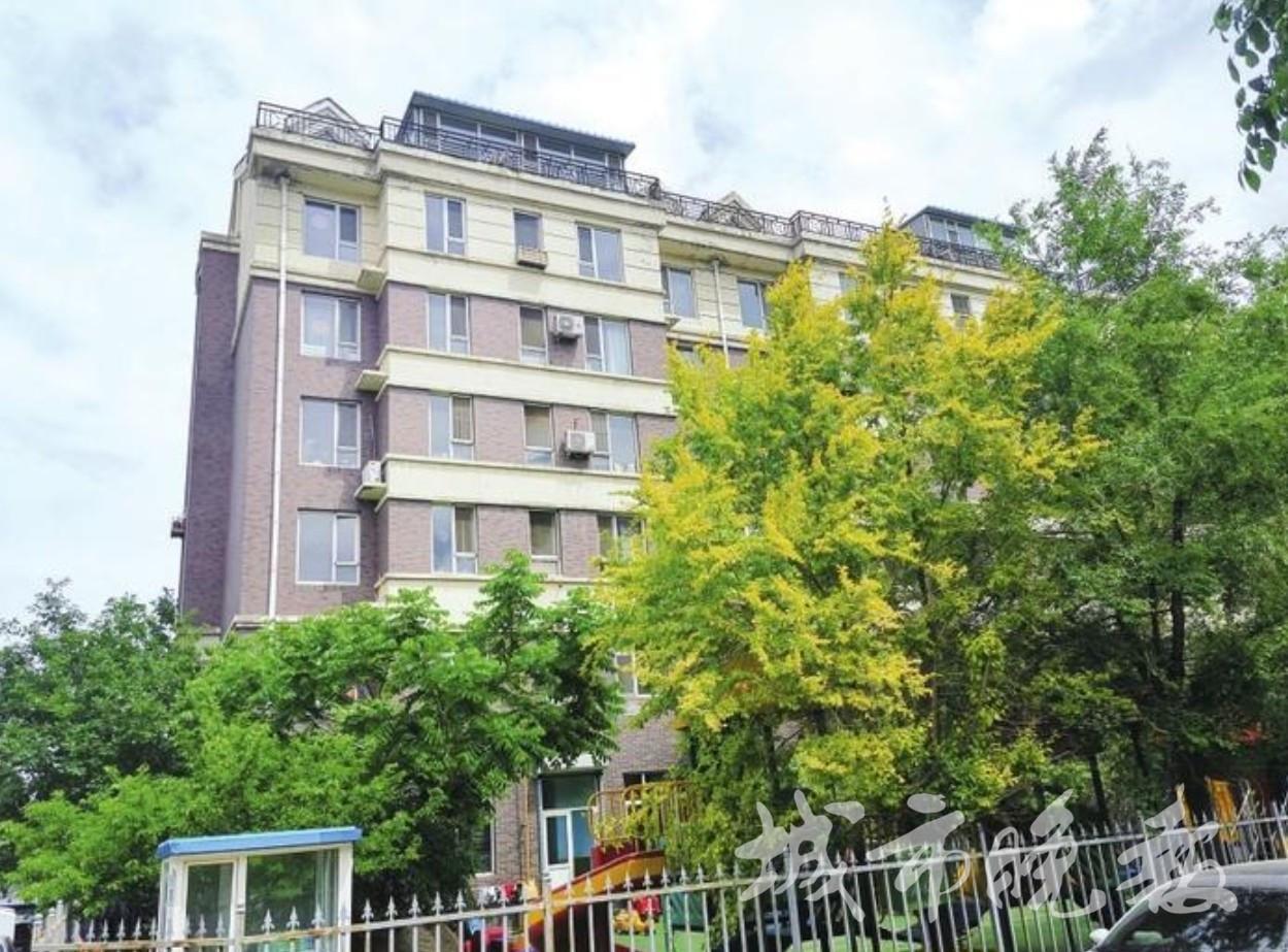 长春二道区阳光华尔兹小区居民楼楼顶建起彩钢房(图1)