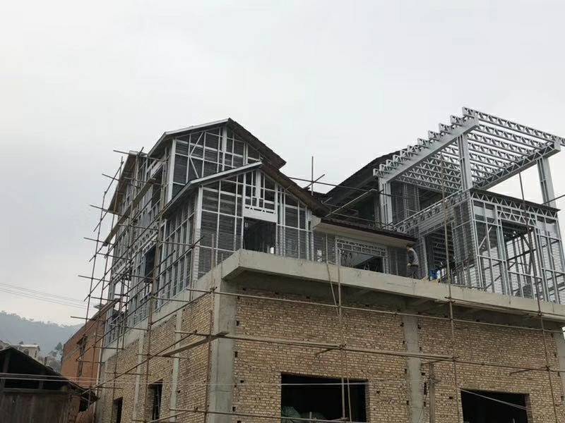 长春二道区阳光华尔兹小区居民楼楼顶建起彩钢房(图3)