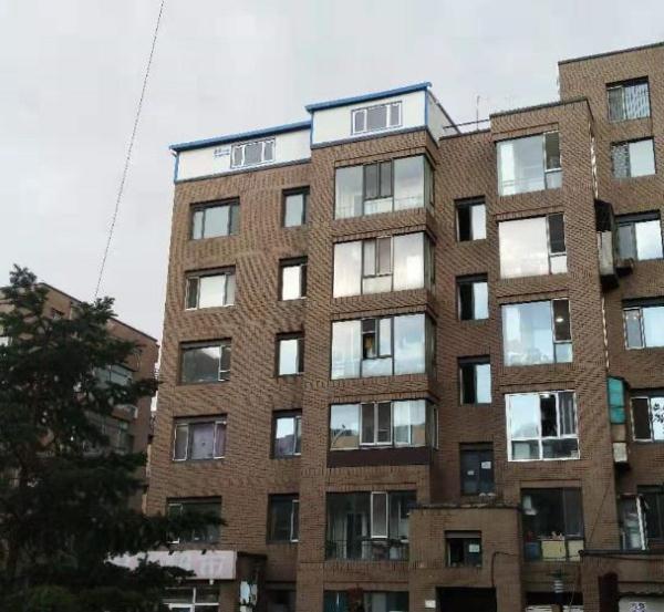 哈尔滨松北区柏林四季小区违建成灾700多户顶楼就有近300个违建(图1)