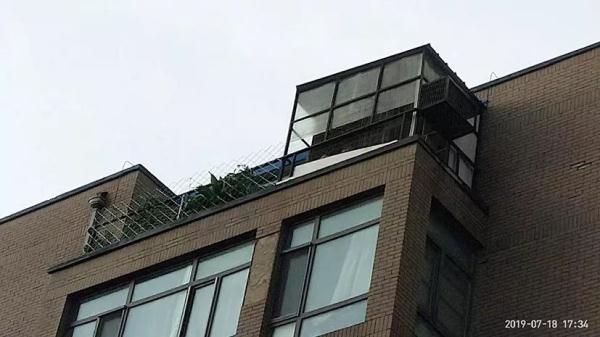 哈尔滨松北区柏林四季小区违建成灾700多户顶楼就有近300个违建(图2)