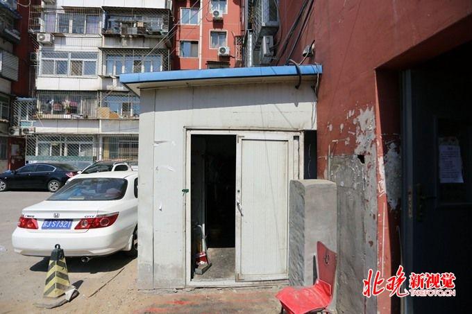 富丰园小区私搭乱建简易房成餐馆后厨(图2)