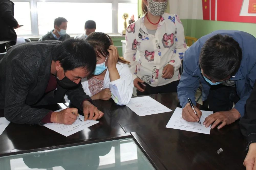 我校召开租住彩钢房学生家长会议(图9)