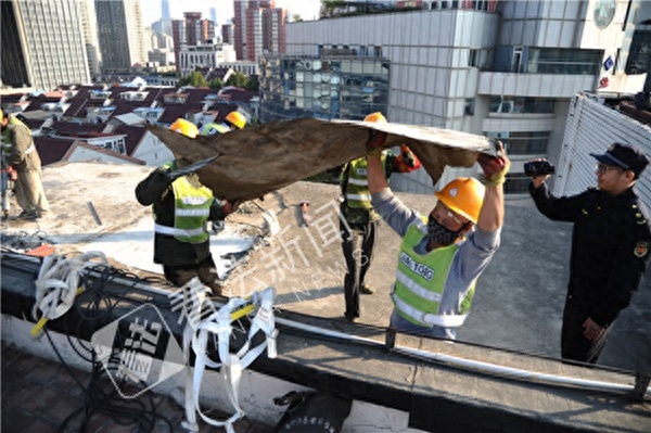 高档小区楼顶加盖三层别墅10天内恢复楼体原貌(图1)