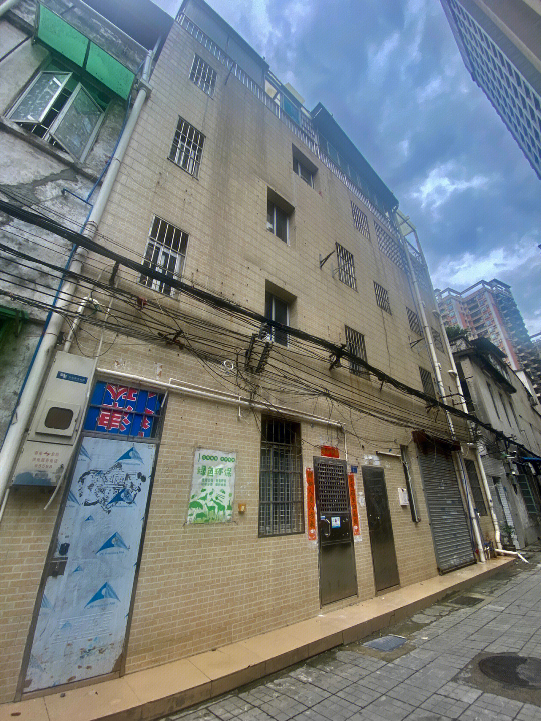 高档小区楼顶加盖三层别墅10天内恢复楼体原貌(图3)