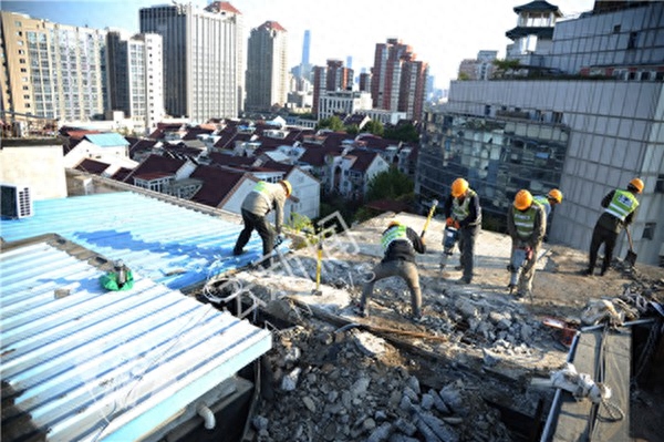高档小区楼顶加盖三层别墅10天内恢复楼体原貌(图4)