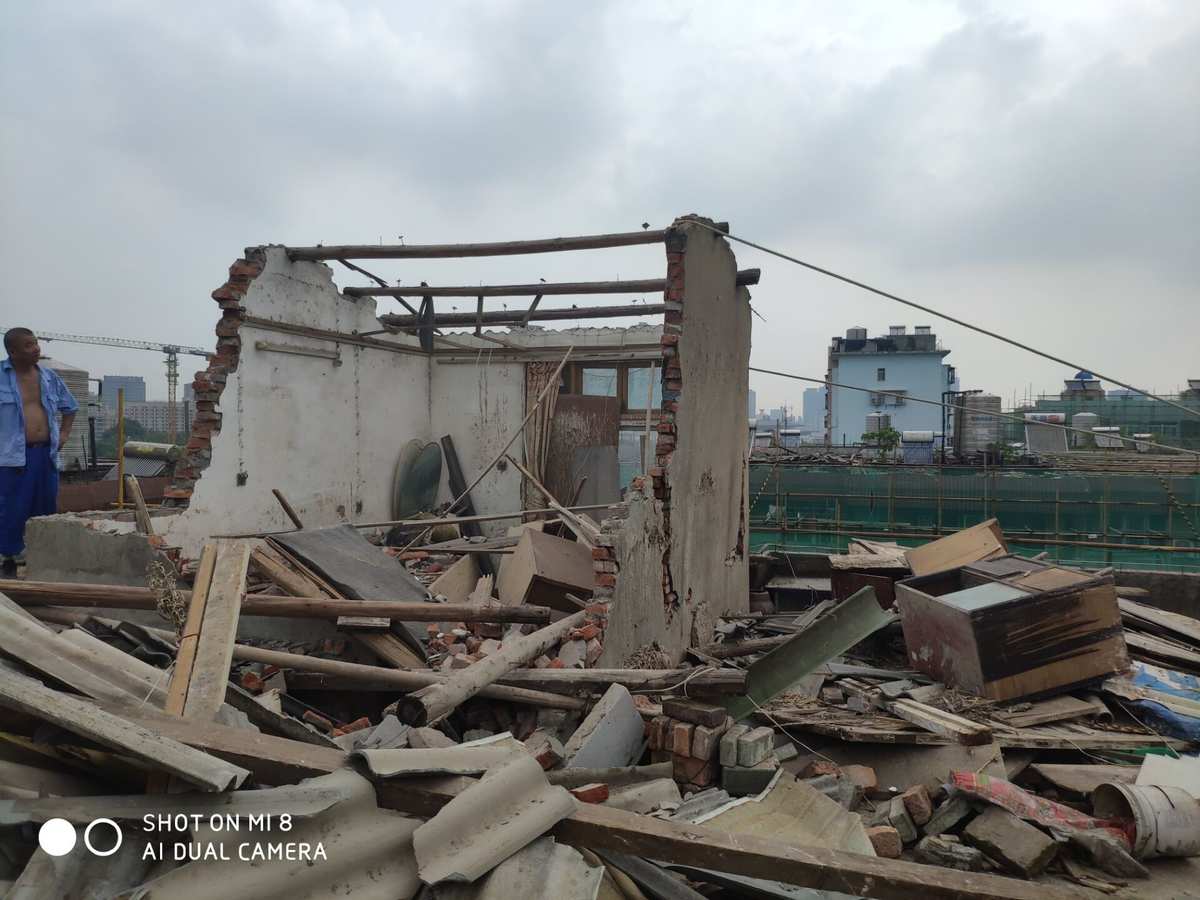 北京张楠聚龙花园小区楼顶3500余平方米违建别墅启动拆除(图1)