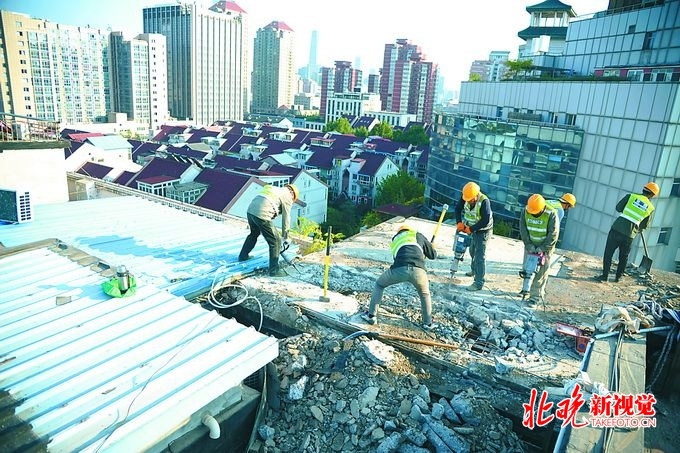 北京张楠聚龙花园小区楼顶3500余平方米违建别墅启动拆除(图2)