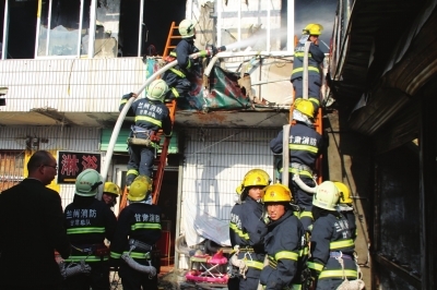 安宁区一彩钢房起火殃及7间商铺(图1)