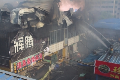 安宁区一彩钢房起火殃及7间商铺(图2)