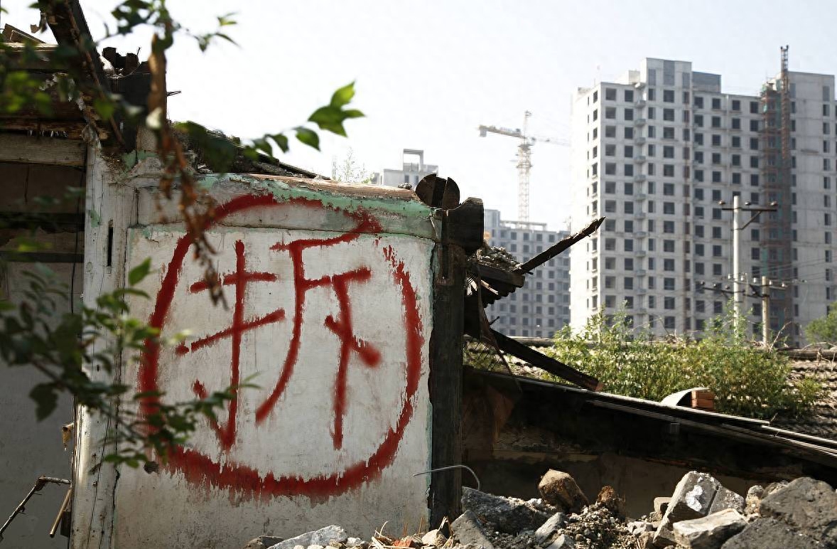 用彩钢瓦搭建的简易式拼接房子是临时用房(图2)