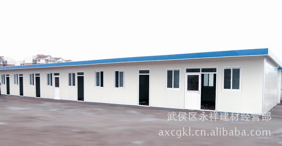 用彩钢瓦搭建的简易式拼接房子是临时用房(图11)