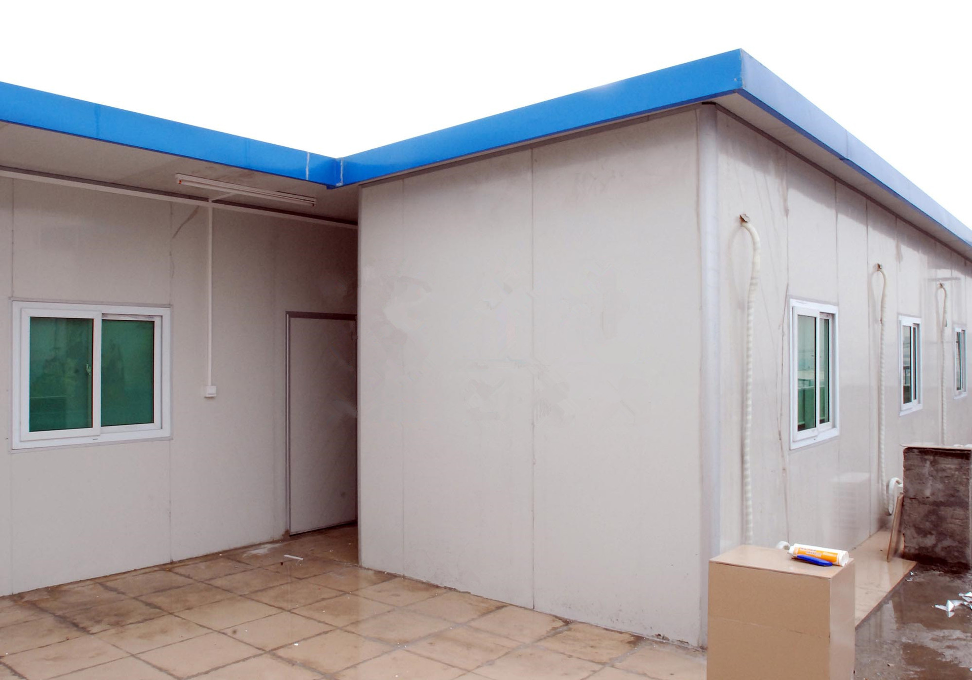 用彩钢瓦搭建的简易式拼接房子是临时用房(图3)