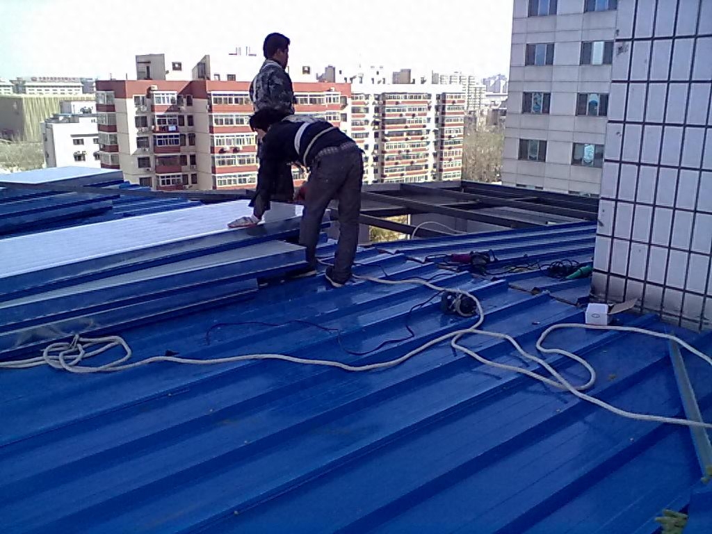 用彩钢瓦搭建的简易式拼接房子是临时用房(图4)