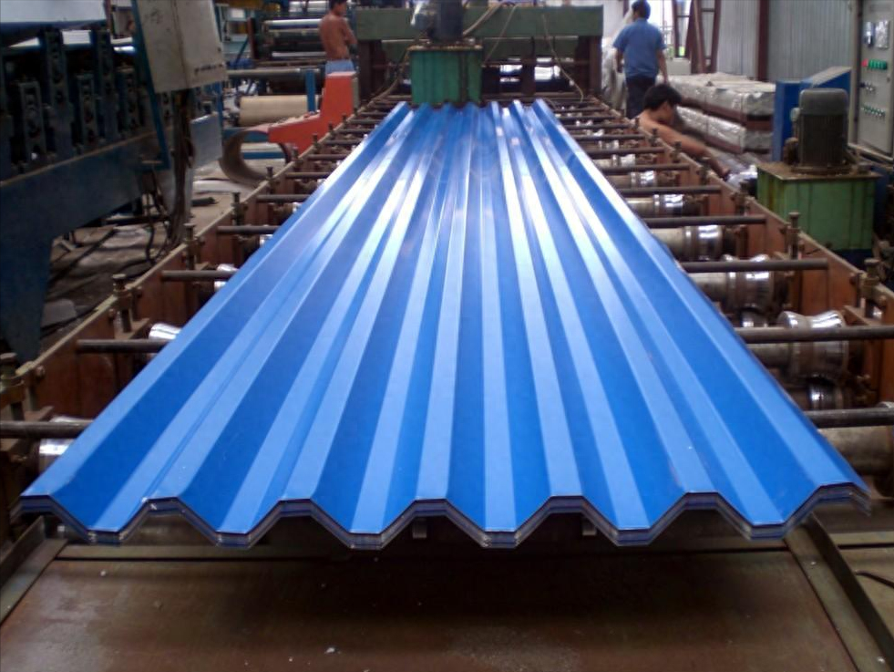 用彩钢瓦搭建的简易式拼接房子是临时用房(图7)