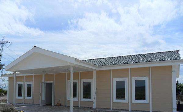 用彩钢瓦搭建的简易式拼接房子是临时用房(图8)