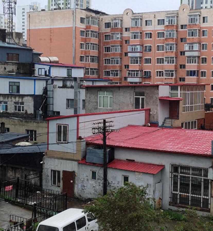 哈尔滨一小区彩钢房杂乱无章居民质疑此处是私建应尽快拆除(图1)