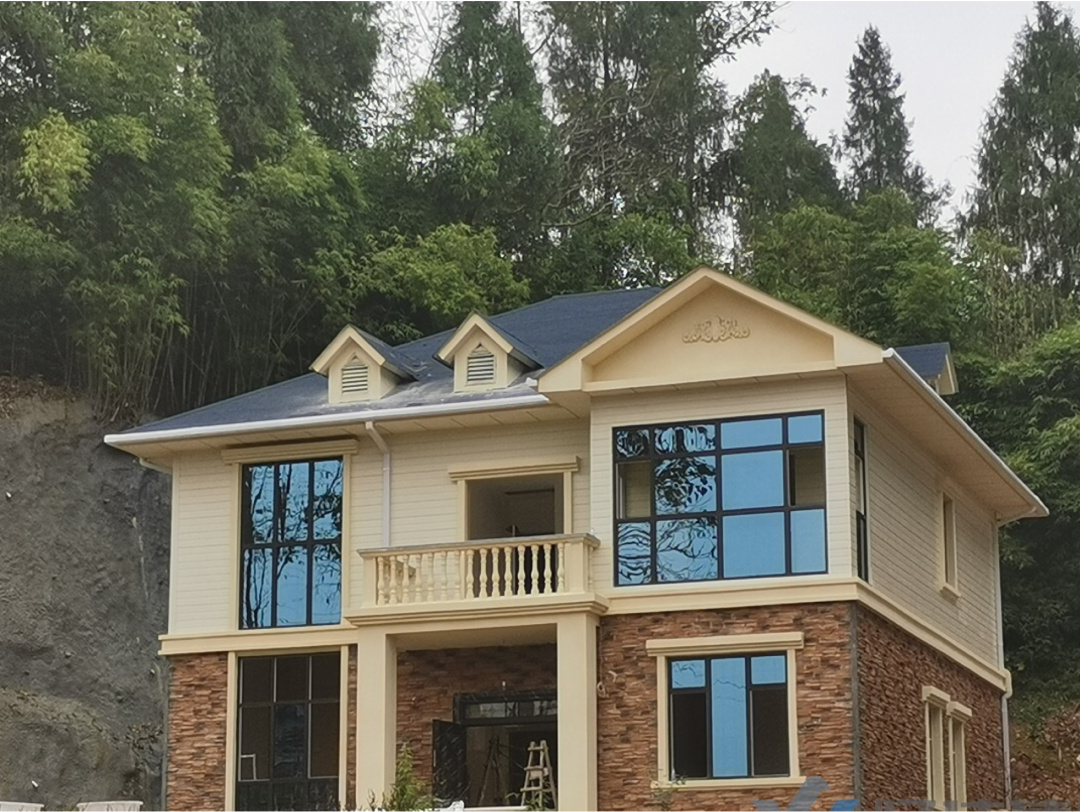 哈尔滨一小区彩钢房杂乱无章居民质疑此处是私建应尽快拆除(图2)