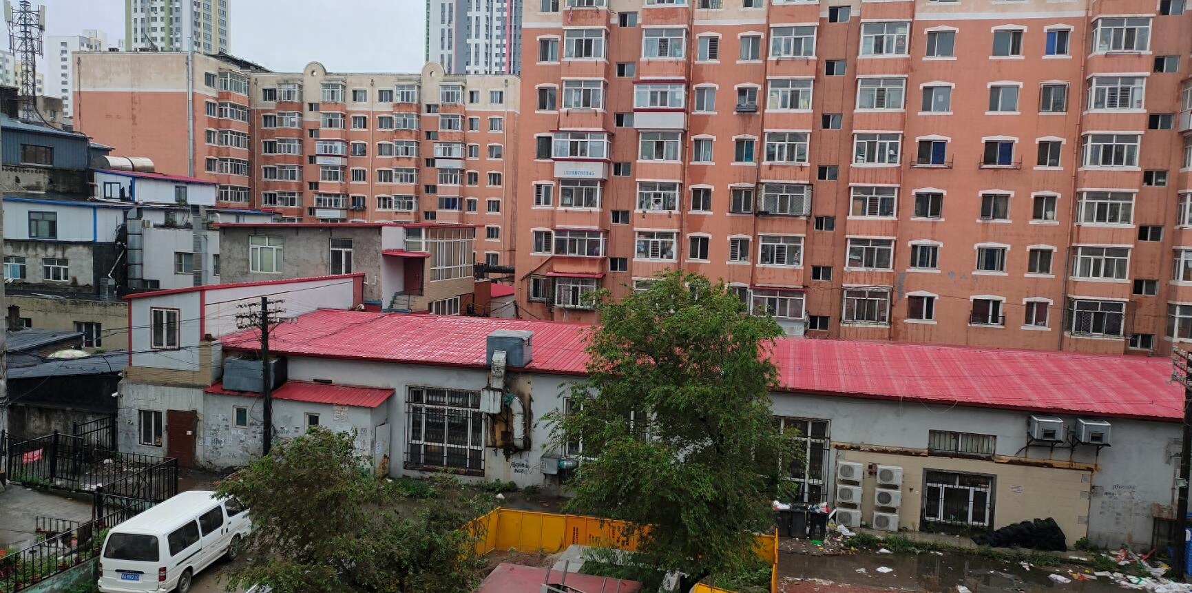 哈尔滨一小区彩钢房杂乱无章居民质疑此处是私建应尽快拆除(图5)