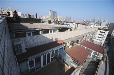 聚龙花园11栋居民楼有违建68处(图2)