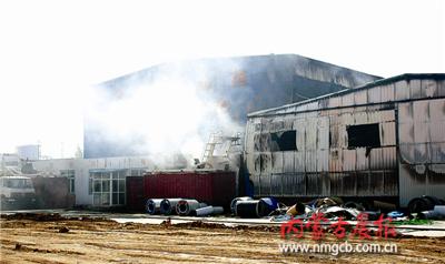 钢材市场院内彩钢房起火浓烟漫天漫天(图1)