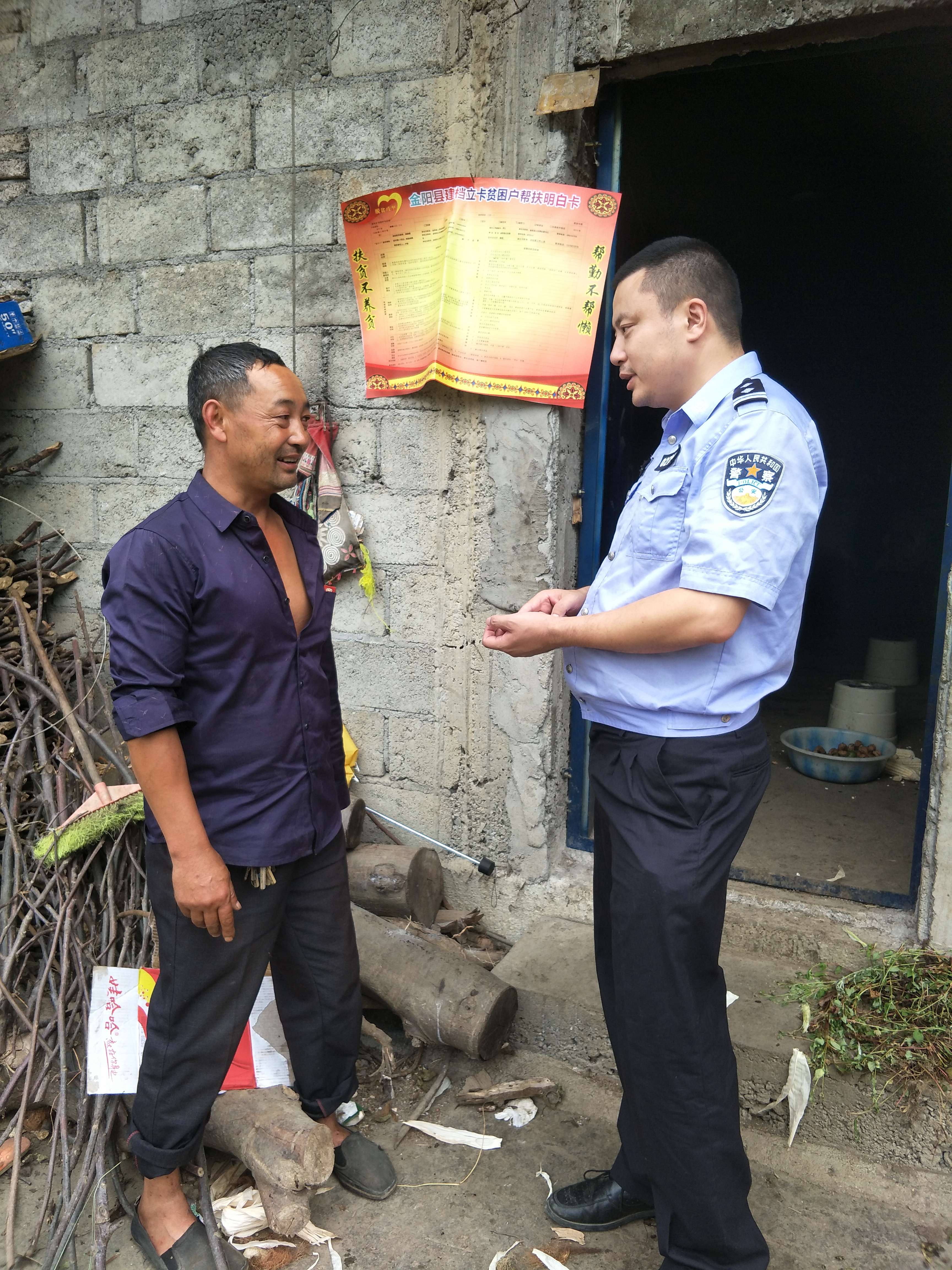 废品乱堆乱放到小区公共场地严重影响居民的生活(图1)