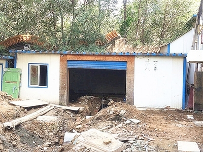 南山路44号院自来水管道严重腐蚀必须要更换了(图1)