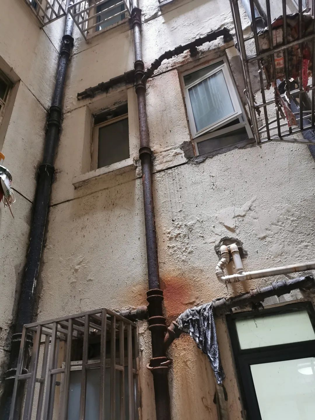 南山路44号院自来水管道严重腐蚀必须要更换了(图6)