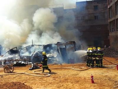 危险彩钢房起火数个气瓶接连爆炸(图1)