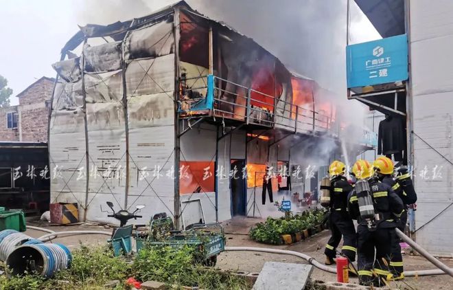 危险彩钢房起火数个气瓶接连爆炸(图5)