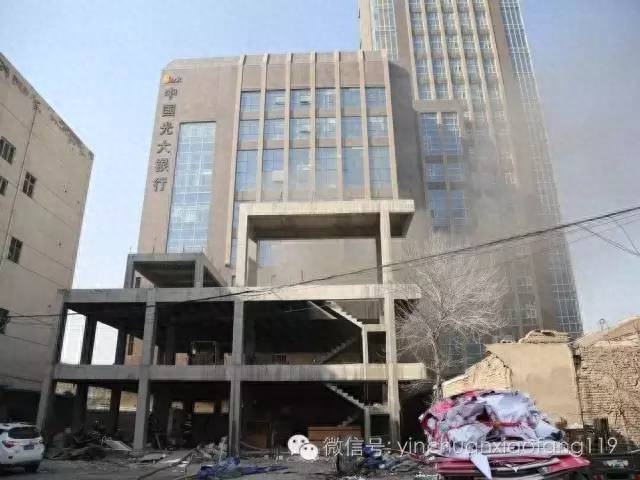 兴庆区公园街五环体育后侧院内一废弃楼发生火灾(图1)