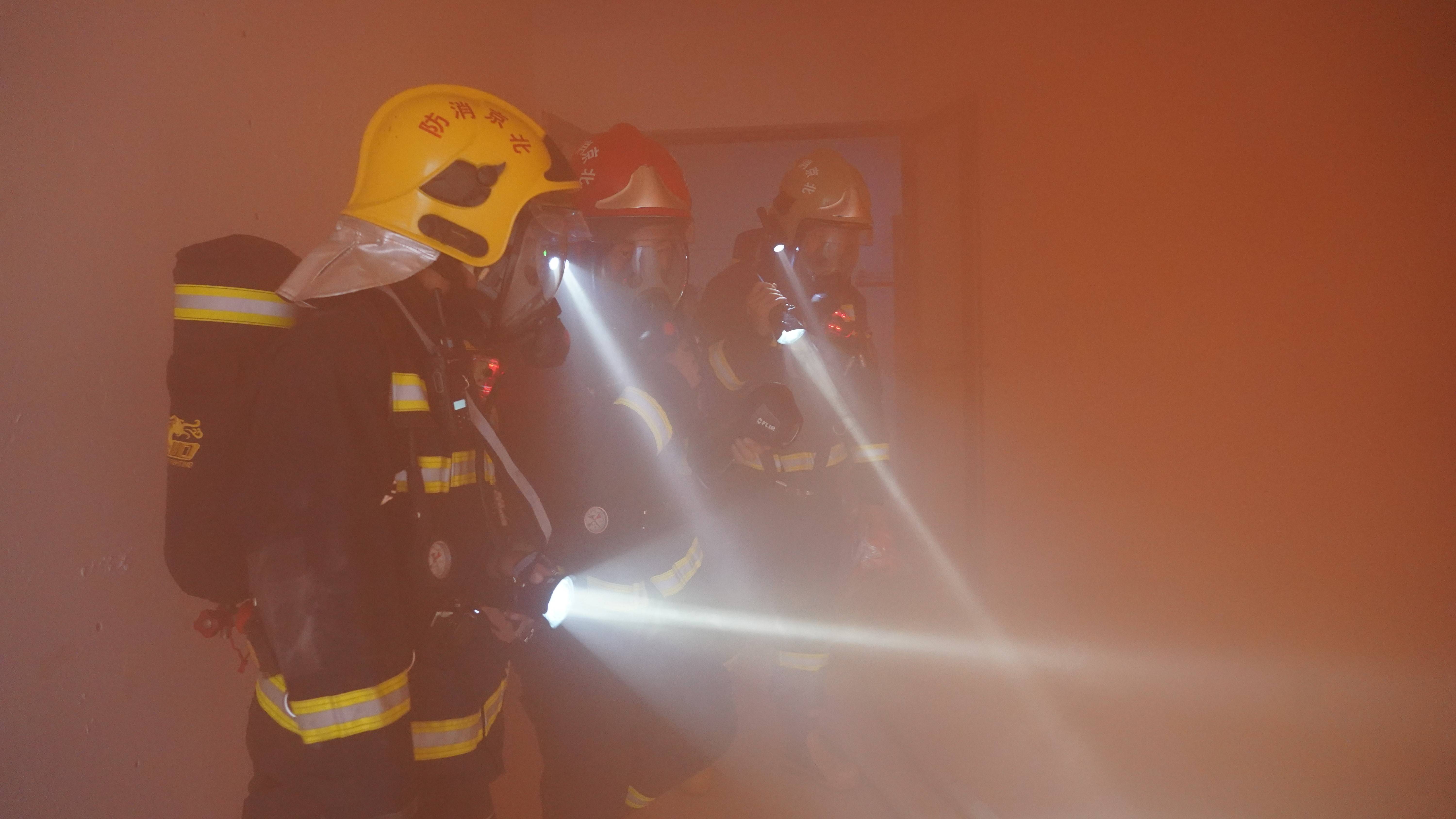 兴庆区公园街五环体育后侧院内一废弃楼发生火灾(图2)