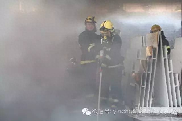 兴庆区公园街五环体育后侧院内一废弃楼发生火灾(图3)