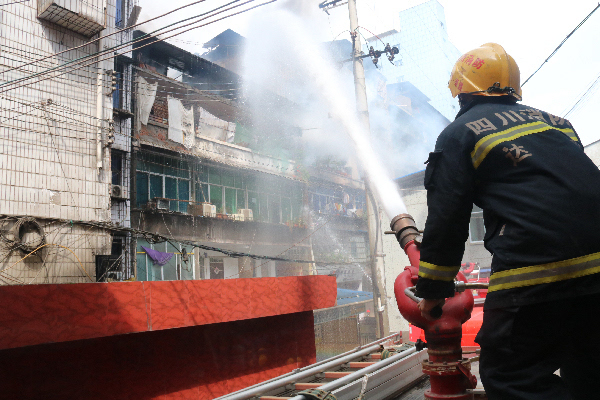 兴庆区公园街五环体育后侧院内一废弃楼发生火灾(图4)