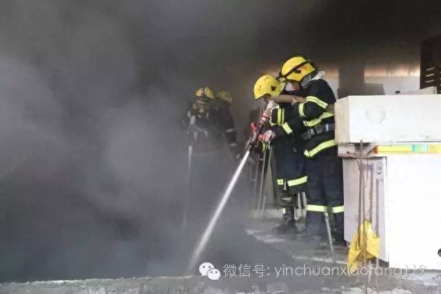 兴庆区公园街五环体育后侧院内一废弃楼发生火灾(图5)