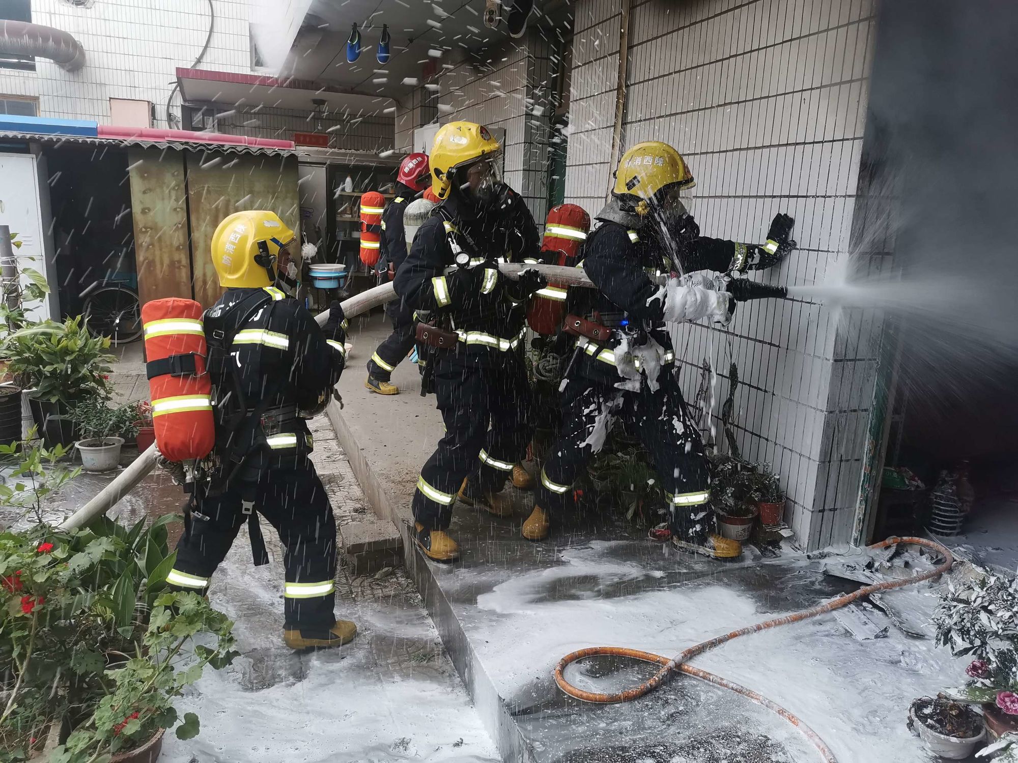 兴庆区公园街五环体育后侧院内一废弃楼发生火灾(图6)