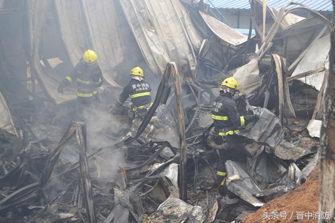 寿阳县平头镇南张芹村附近工地火灾“抢”出液化气罐(图1)