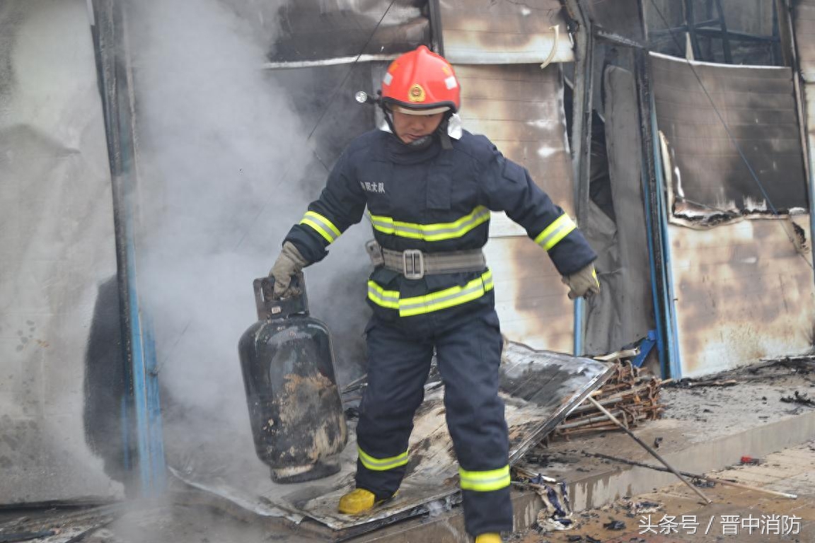 寿阳县平头镇南张芹村附近工地火灾“抢”出液化气罐(图3)