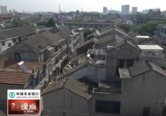 屋顶用彩钢板搭个遮雨棚解决房屋漏水问题(图18)