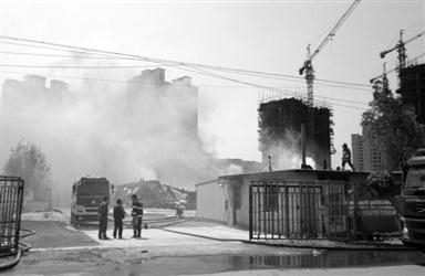 沈阳一库房发生火灾三排房库烧塌了(图1)