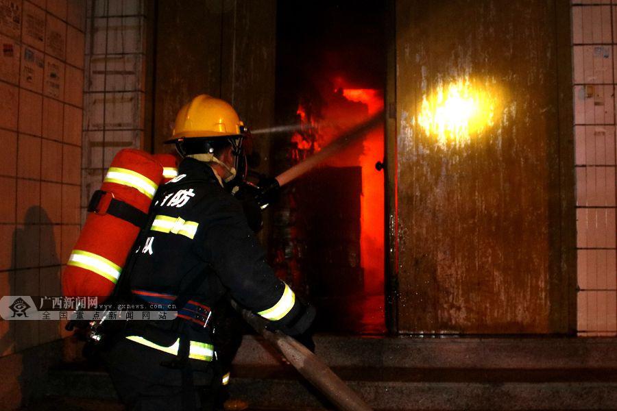 男子无理取闹趁消防官兵不备竟抢夺液化气罐(图1)